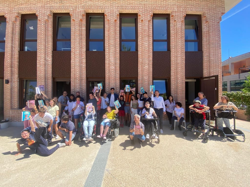 Everyone at Fundación Caná holding up the personalised storybook they starred in